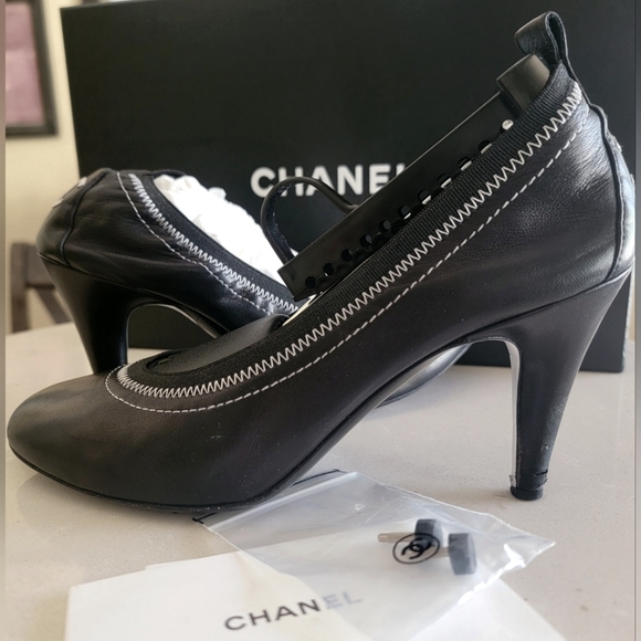 CHANEL Leather Escarpin Pumps sz 38.5 Black w/ white CC Logo. - Picture 1 of 16